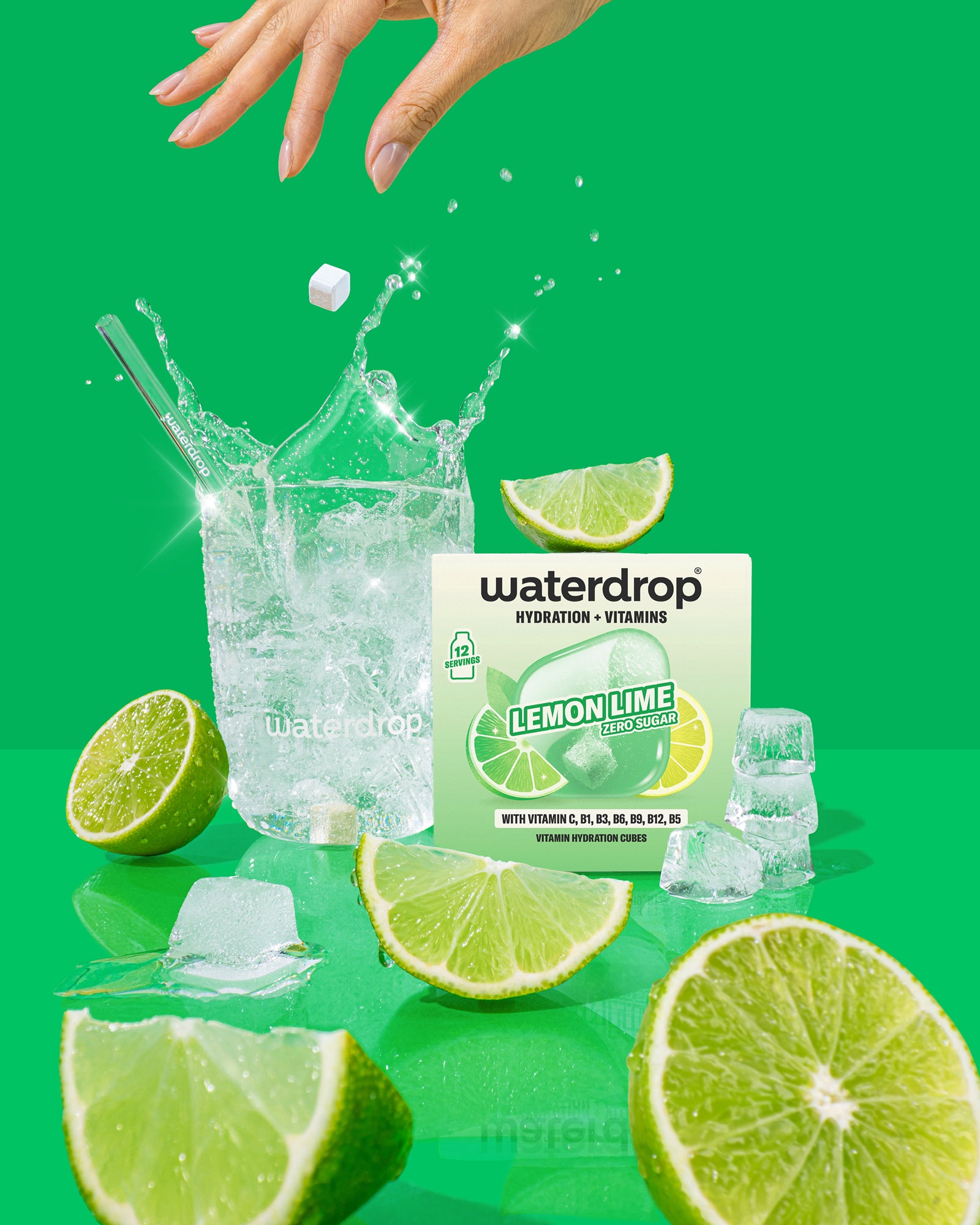 Waterdrop Lemon-Lime smaakverpakking met limoenschijfjes, ijsblokjes en een watersplash tegen een heldere groene achtergrond.