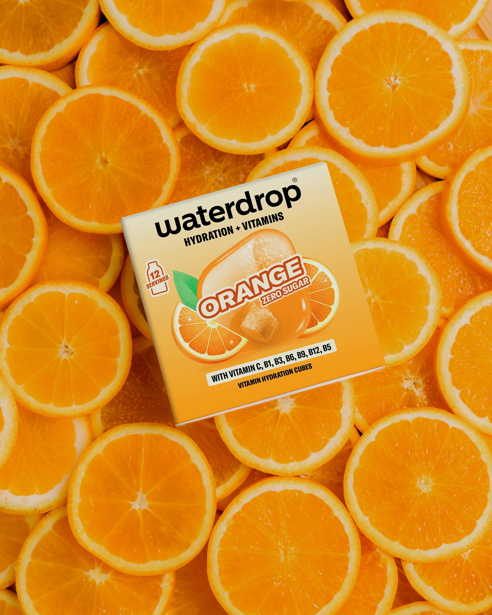 Oppervlakte vol sinaasappelhelften, met een kleine witte vierkante doos in het midden.