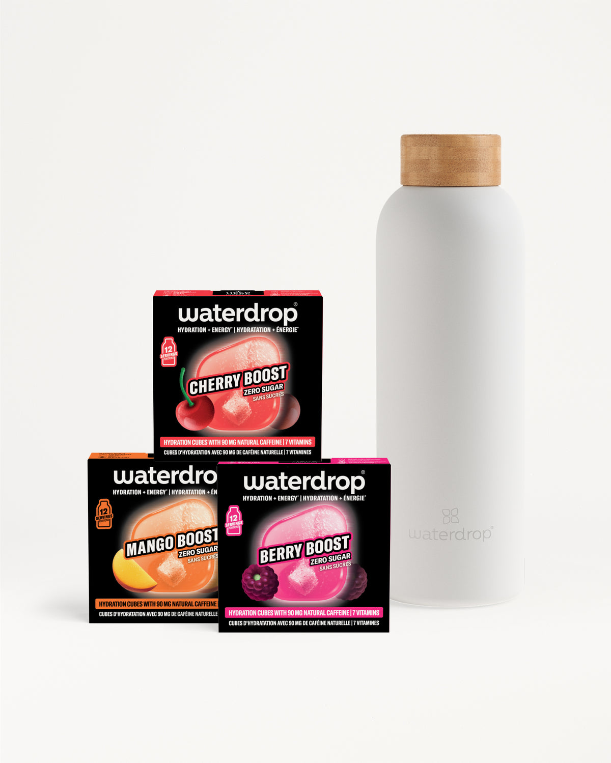 Drie Waterdrop Flavor Boost dozen (kersen, mango, bessen) naast een witte fles met houten dop.