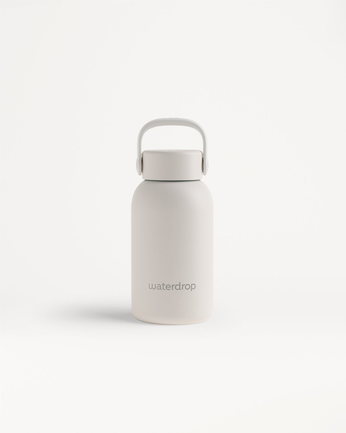 Witte fles met lichtgrijze dop en handvat tegen witte achtergrond.