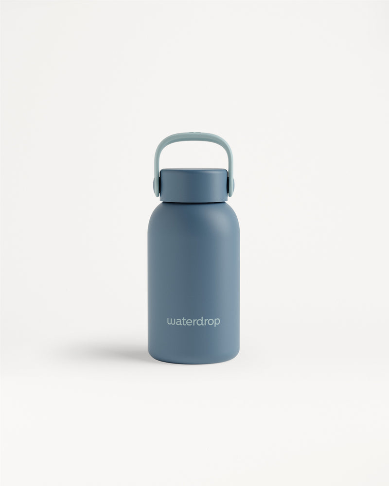 Blauwe geïsoleerde waterfles met handvat op witte achtergrond.