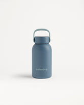 Blauwe geïsoleerde waterfles met handvat op witte achtergrond.