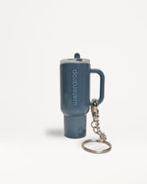Micro Explorer-sleutelhanger, een compact donkerblauw fob met het merk waterdrop, heeft ruimte voor 3 Microdrinks. Inclusief metalen bal-ketting en transparante dop, ideaal voor onderweg hydratie.