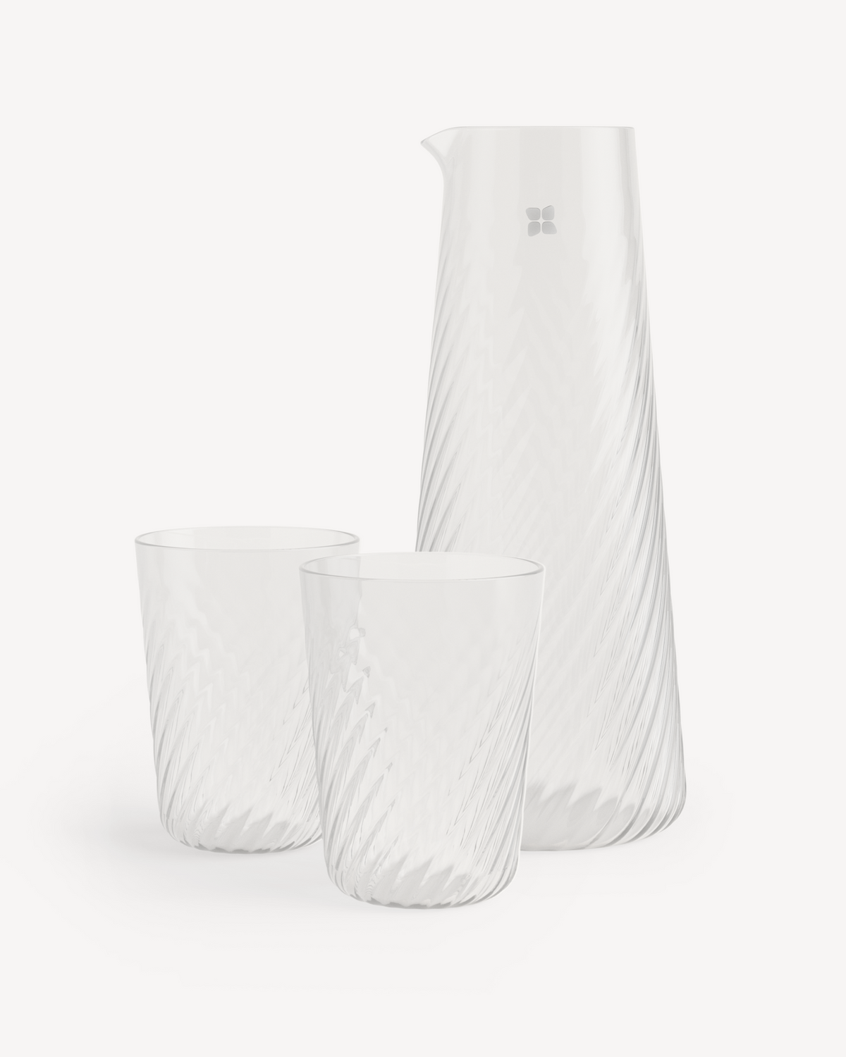 Gegolfde Karaf Set: Een elegante, heldere karaf met een subtiel spiraalpatroon, inclusief een kleine schenktuit, vergezeld van twee bijpassende drinkglazen, perfect voor stijlvol hydrateren.