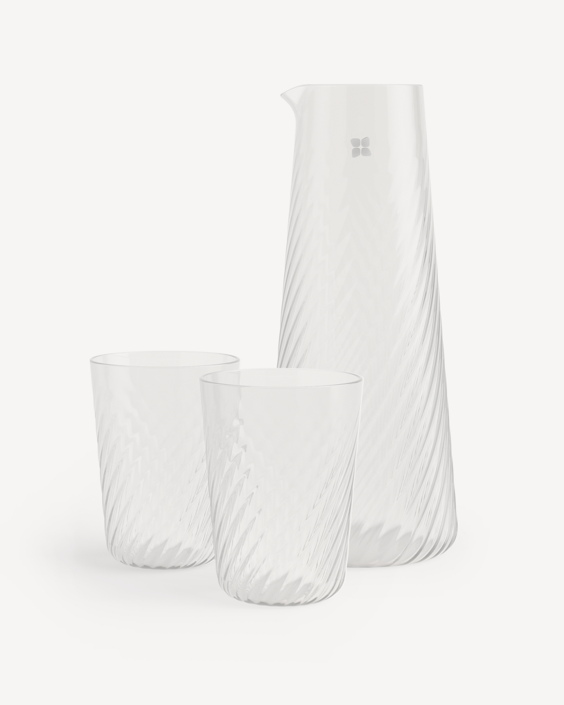 Gegolfde Karaf Set: Een elegante, heldere karaf met een subtiel spiraalpatroon, inclusief een kleine schenktuit, vergezeld van twee bijpassende drinkglazen, perfect voor stijlvol hydrateren.