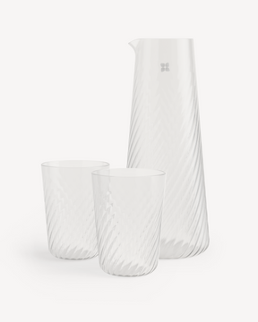 Gegolfde Karaf Set: Een elegante, heldere karaf met een subtiel spiraalpatroon, inclusief een kleine schenktuit, vergezeld van twee bijpassende drinkglazen, perfect voor stijlvol hydrateren.