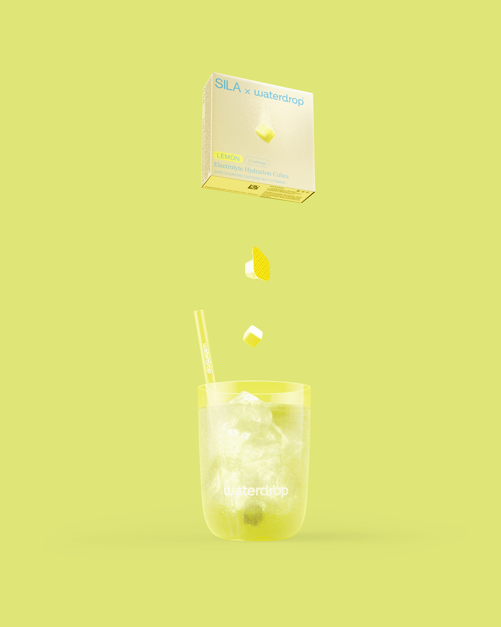 SILA Lemon Elektrolyte Hydration Cubes zweven boven een glas met waterdrop-merknaam, waarbij de gele blokjes in het glas vallen. De verpakking toont 12 porties zonder suiker of cafeïne.