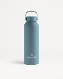 RVS Drinkfles · Flessendop met draaglus, een matte, poedergecoate stalen fles met schroefdop en draaglus, houdt dranken 24 uur koel of 12 uur warm, met “waterdrop” logo aan de onderkant.
