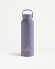 RVS Drinkfles · Flessendop met draaglus, een matte, dubbelwandige fles van 600 ml, houdt dranken tot 24 uur koel of 12 uur warm. waterdrop staat bij de basis gedrukt.