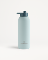 RVS Drinkfles · Sportdop: Een hoge, cilindrische herbruikbare waterfles met sportdop, gemaakt van dubbelwandig roestvrij staal, houdt je drankje uren op temperatuur. 'waterdrop' logo bij de basis.