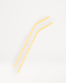 Twee lichtgele, herbruikbare Kies je goodie rietjes van waterdrop®, licht gebogen aan de bovenkant, liggend op een witte achtergrond. Perfect voor een duurzame drinkervaring.