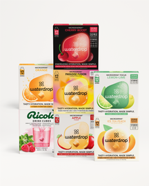 Megapack hydratatie: een stapel van zes kleurrijke waterdrop dozen met smaakvolle microdrink blokjes en een Ricola doos met framboos-melissa smaak. Ideaal voor suikervrije, calorie-vrije hydratatie.