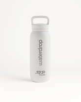 Close-up van de Official ATP Tour Sport All-Purpose Thermo-fles met Spout Lid, een witte roestvrijstalen waterfles met handvat, ontworpen voor tennisprofessionals, perfect voor koude dranken met ijsblokjes.