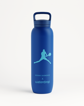 Novak Djokovic · Sport All-Purpose Thermo · Spout Lid fles met een tennisracketlogo, ontworpen voor langdurige hydratatie, ideaal voor sporters. Gemaakt van dubbelwandig roestvrij staal voor koude drankjes tot 24 uur.